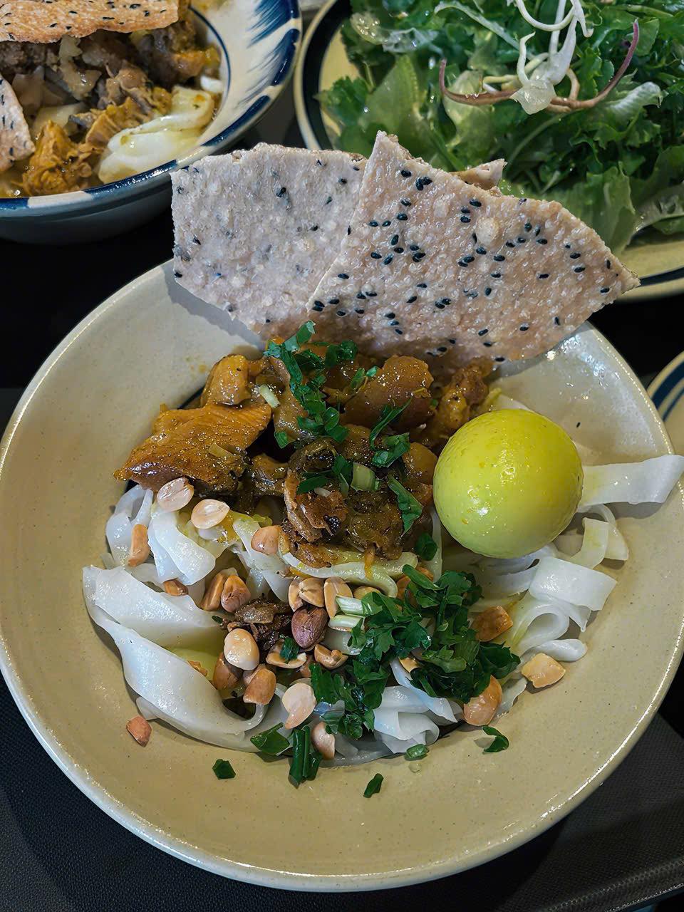 Mỳ Quảng Ếch - mỳ quảng với thịt ếch đồng chiên giòn