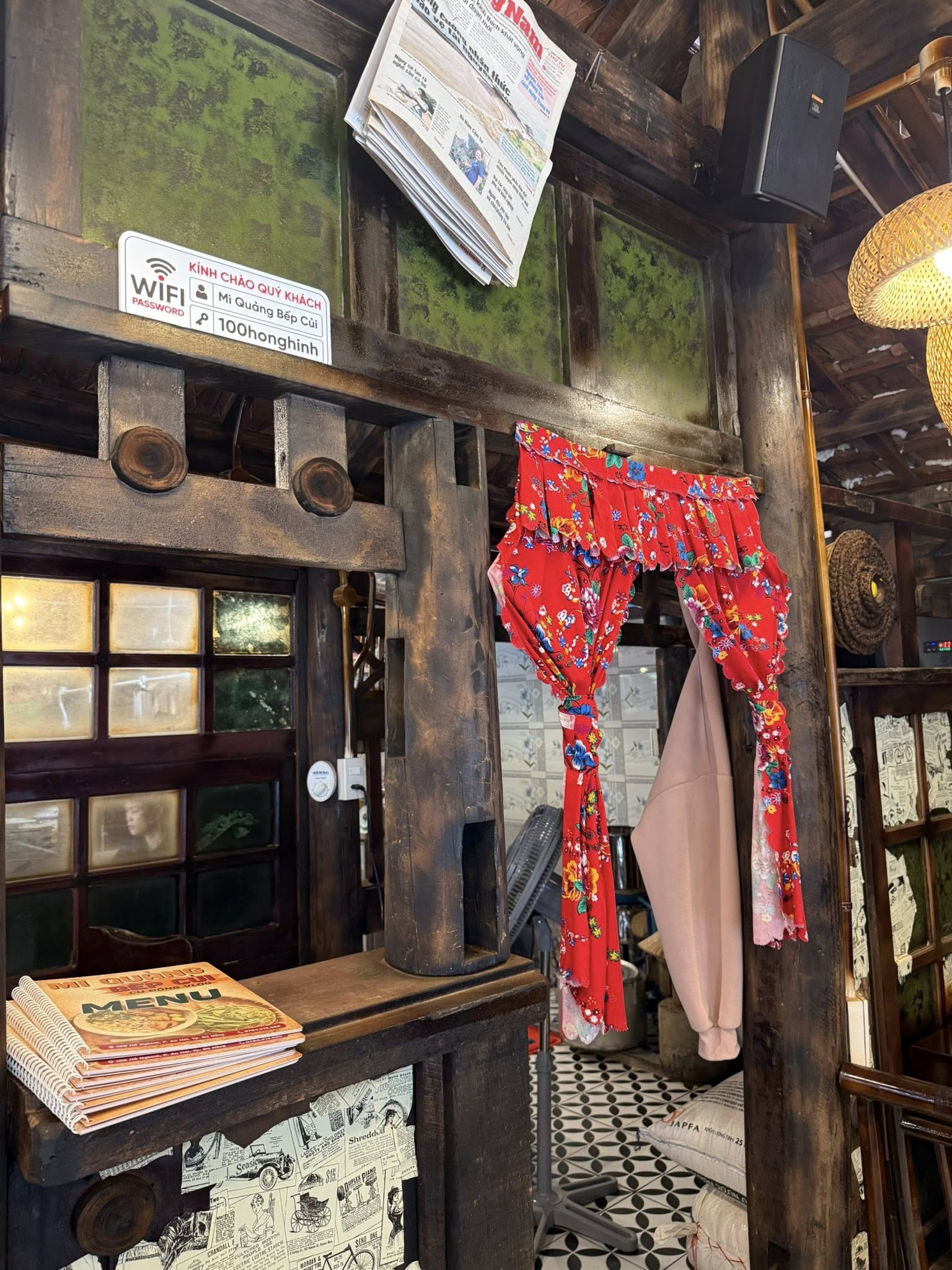 Không gian nhà hàng Bếp Củi với thiết kế mộc mạc, bếp lửa ấm áp