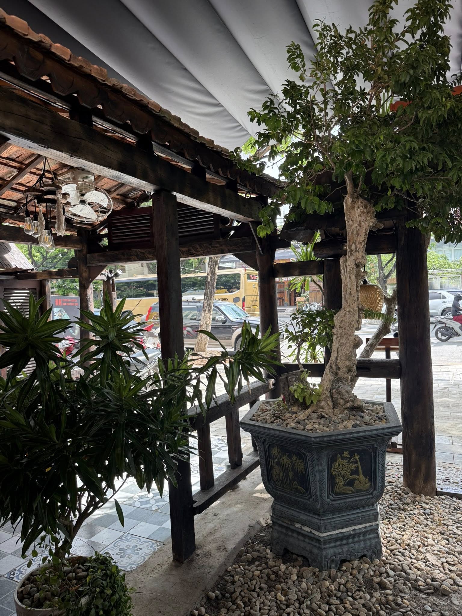 Góc bếp truyền thống với bếp củi đang cháy và nồi nước dùng hầm