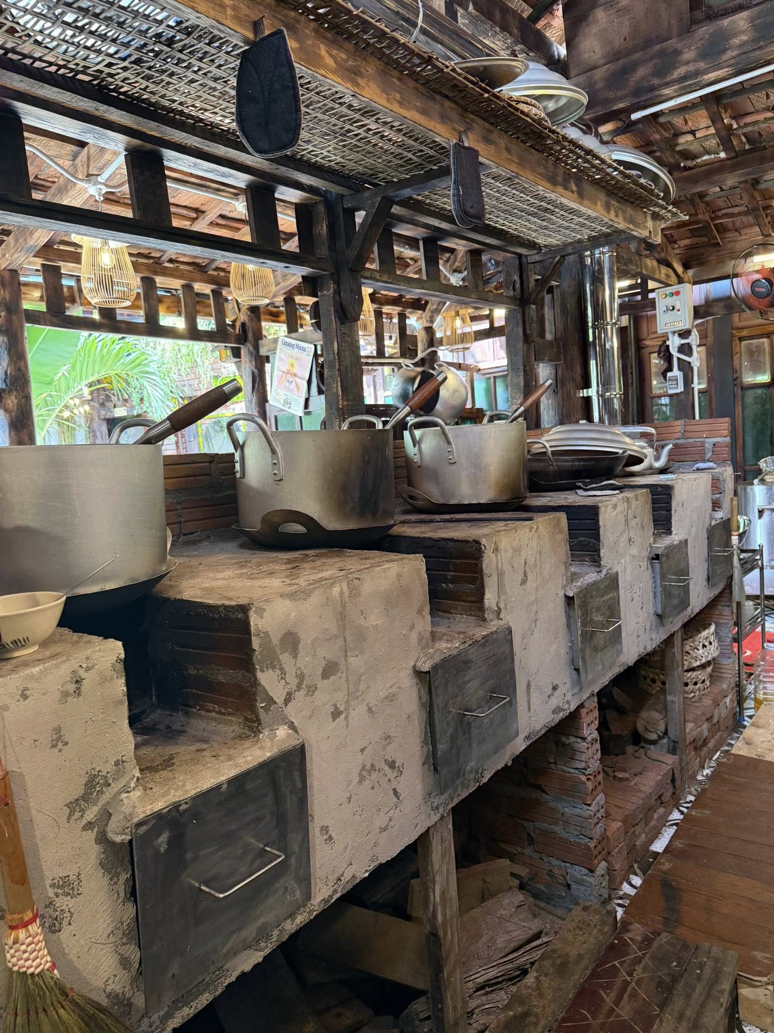 Bàn ăn bày biện tô mỳ quảng với rau sống tươi xanh