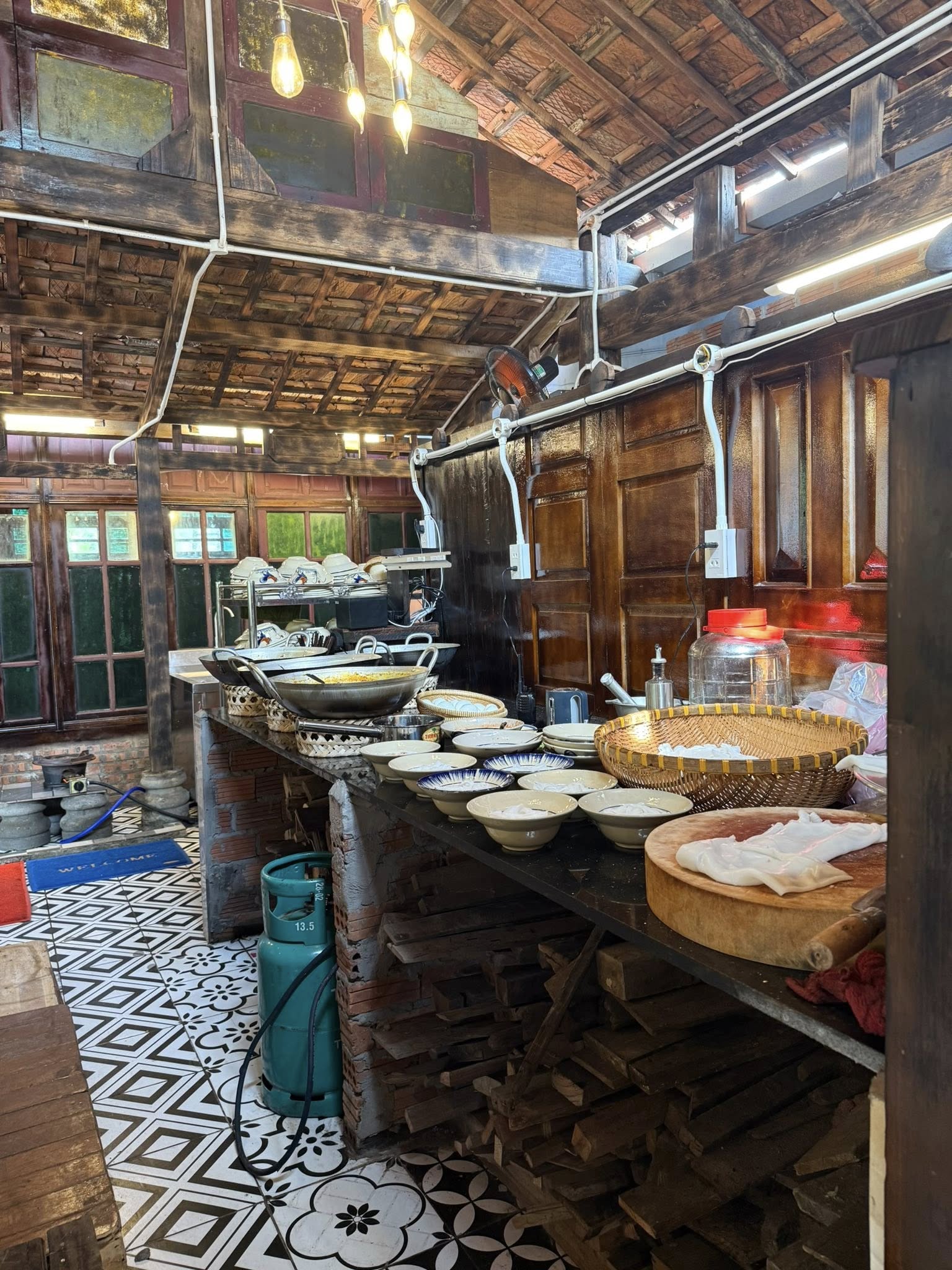 Không gian ấm cúng bên bếp củi truyền thống tại nhà hàng Bếp Củi